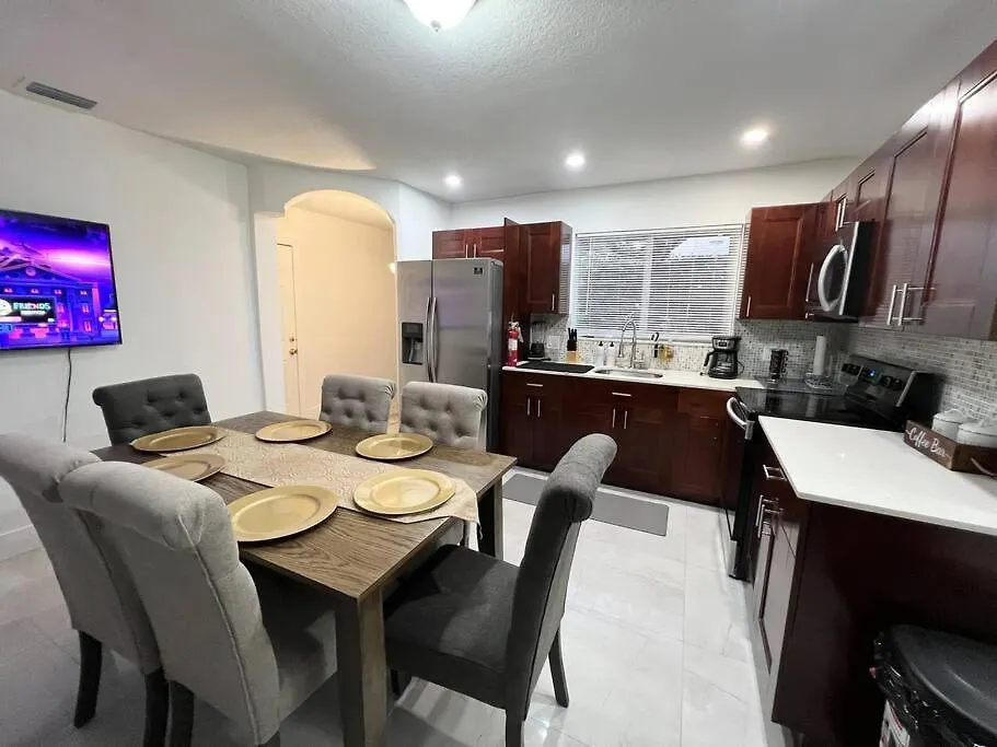 Comfortable House Near Downtown & Airport * ميامي