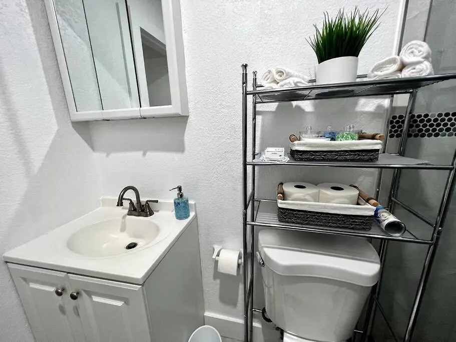 Comfortable House Near Downtown & Airport بيت للعطل
