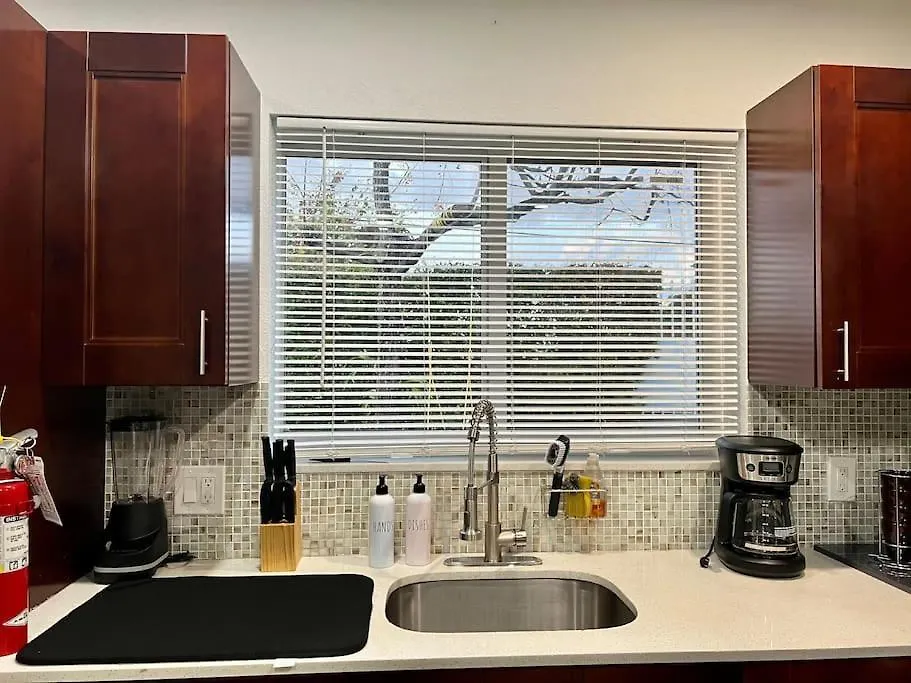 Comfortable House Near Downtown & Airport بيت للعطل *