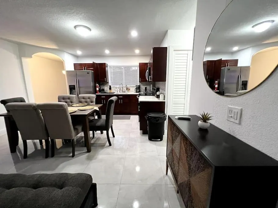 Comfortable House Near Downtown & Airport ميامي
