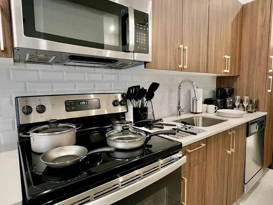Downtown King Bed, Luxe Condo, Free Parking Apartman