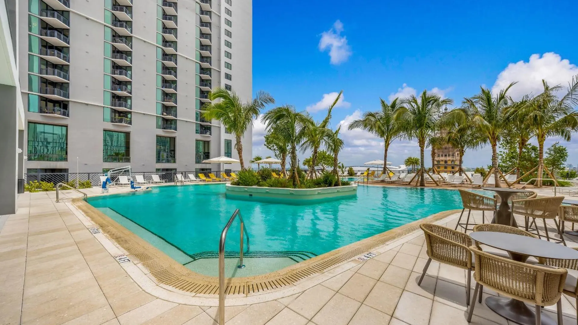 Chic Downtown 1br With Stunning Skyline Views *