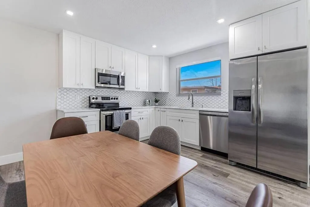 Modern Oasis Retreat - Close To Airport 度假居 *