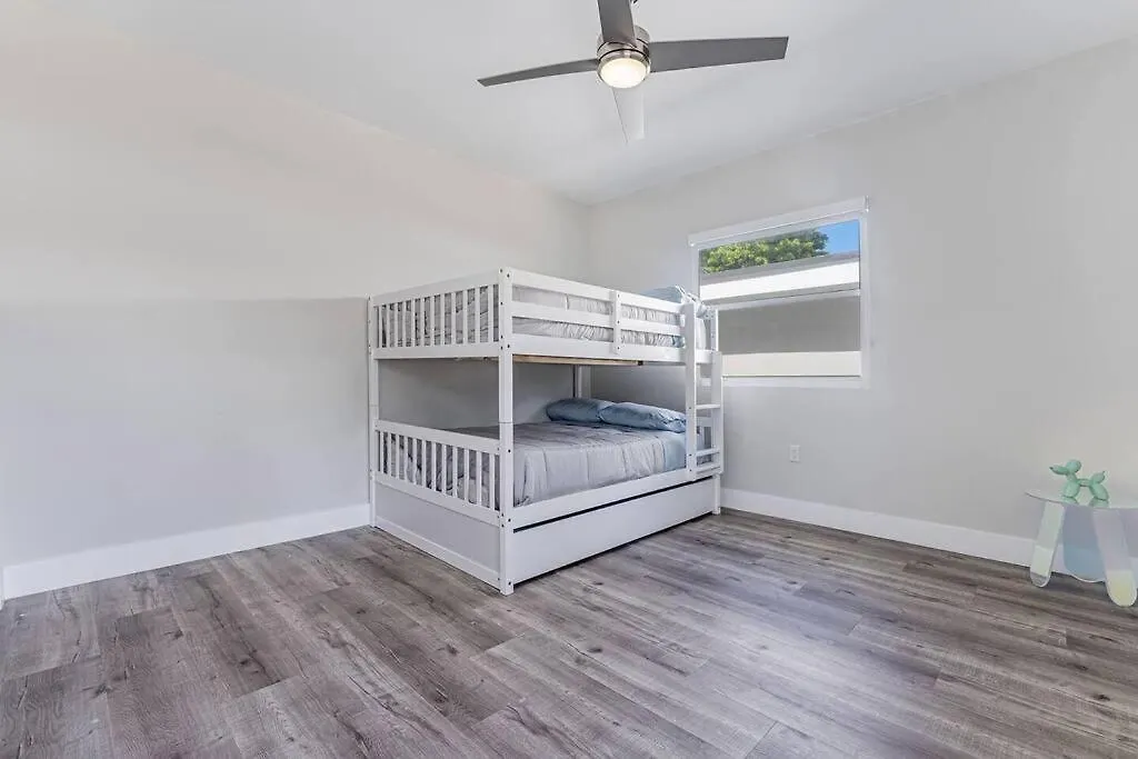 Modern Oasis Retreat - Close To Airport 度假居