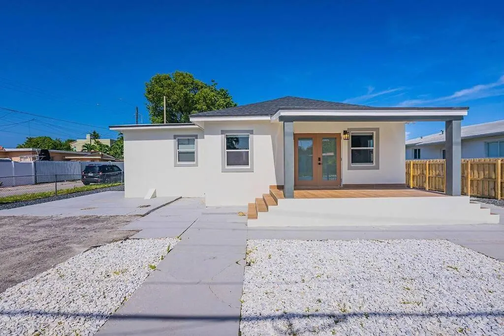 Modern Oasis Retreat - Close To Airport 度假居