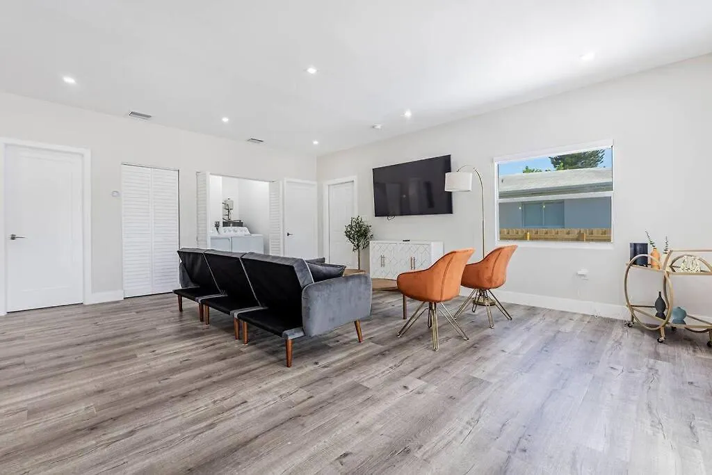 Modern Oasis Retreat - Close To Airport 度假居 *
