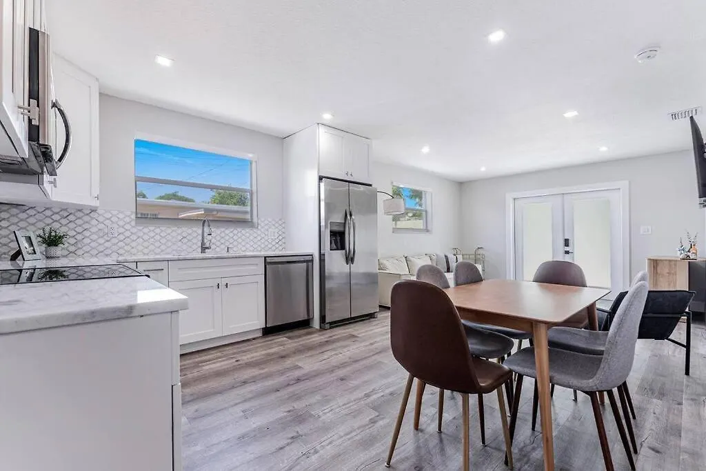 Modern Oasis Retreat - Close To Airport 度假居