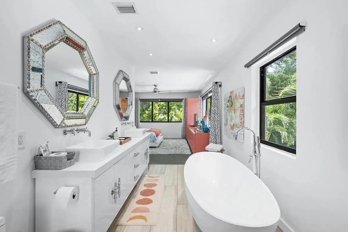 The Waterhouse- Amazing With Infinity Pool Holiday home *