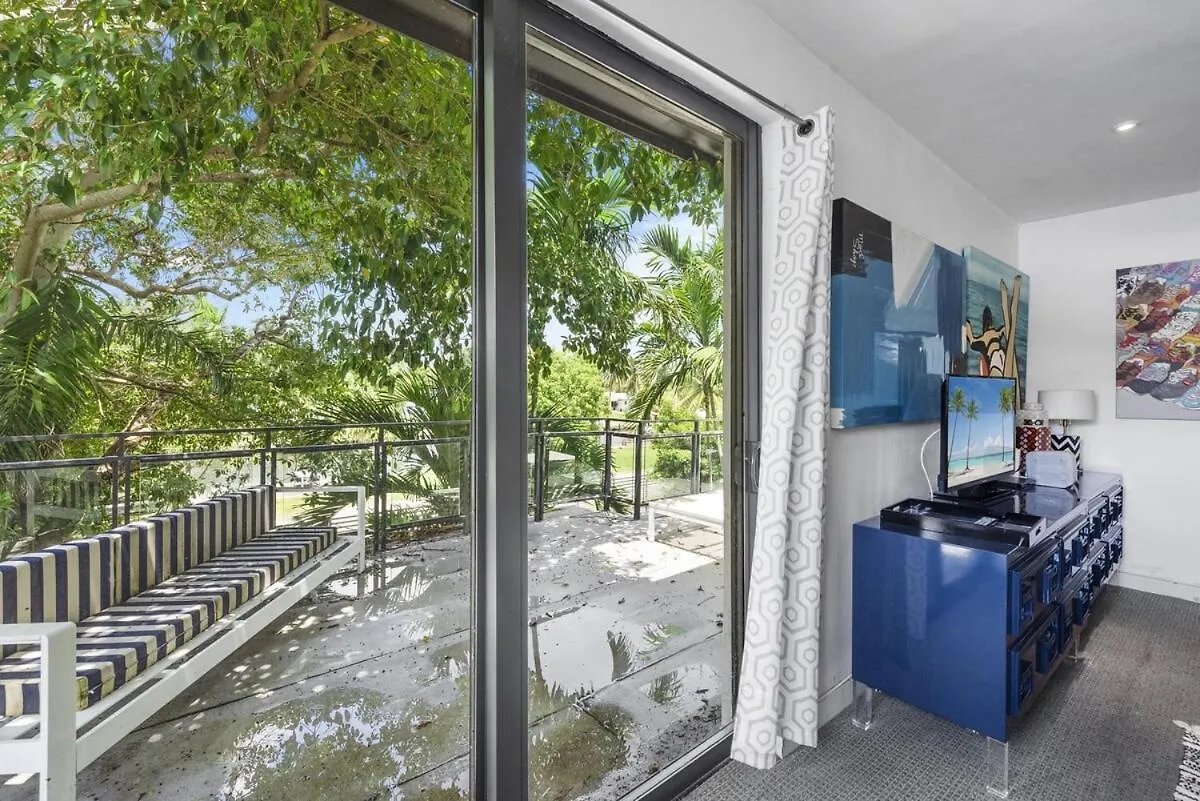 The Waterhouse- Amazing With Infinity Pool Holiday home Miami