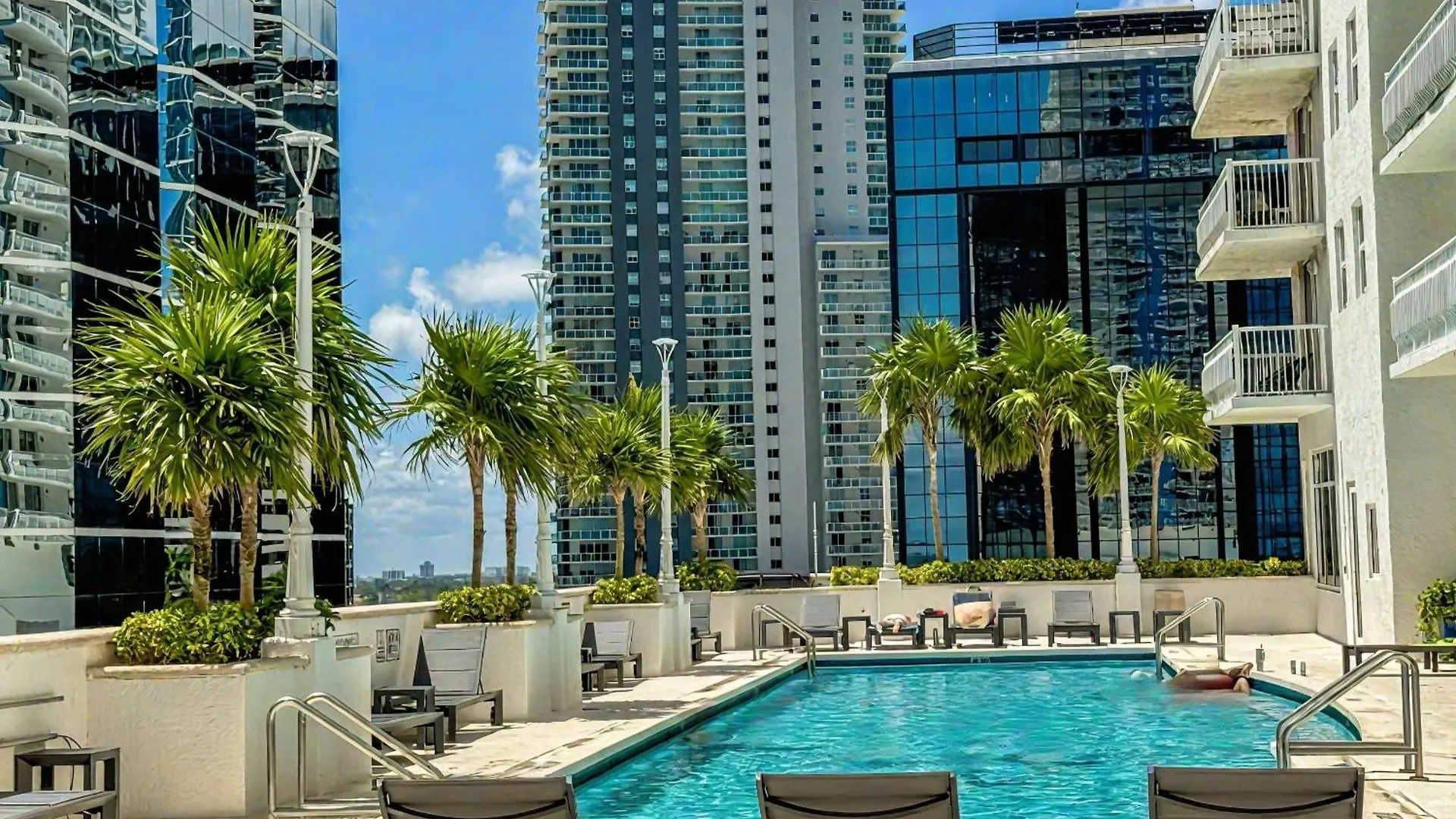 Elegant Centric Vibrant Pool Jacuzzi Free Parking *
