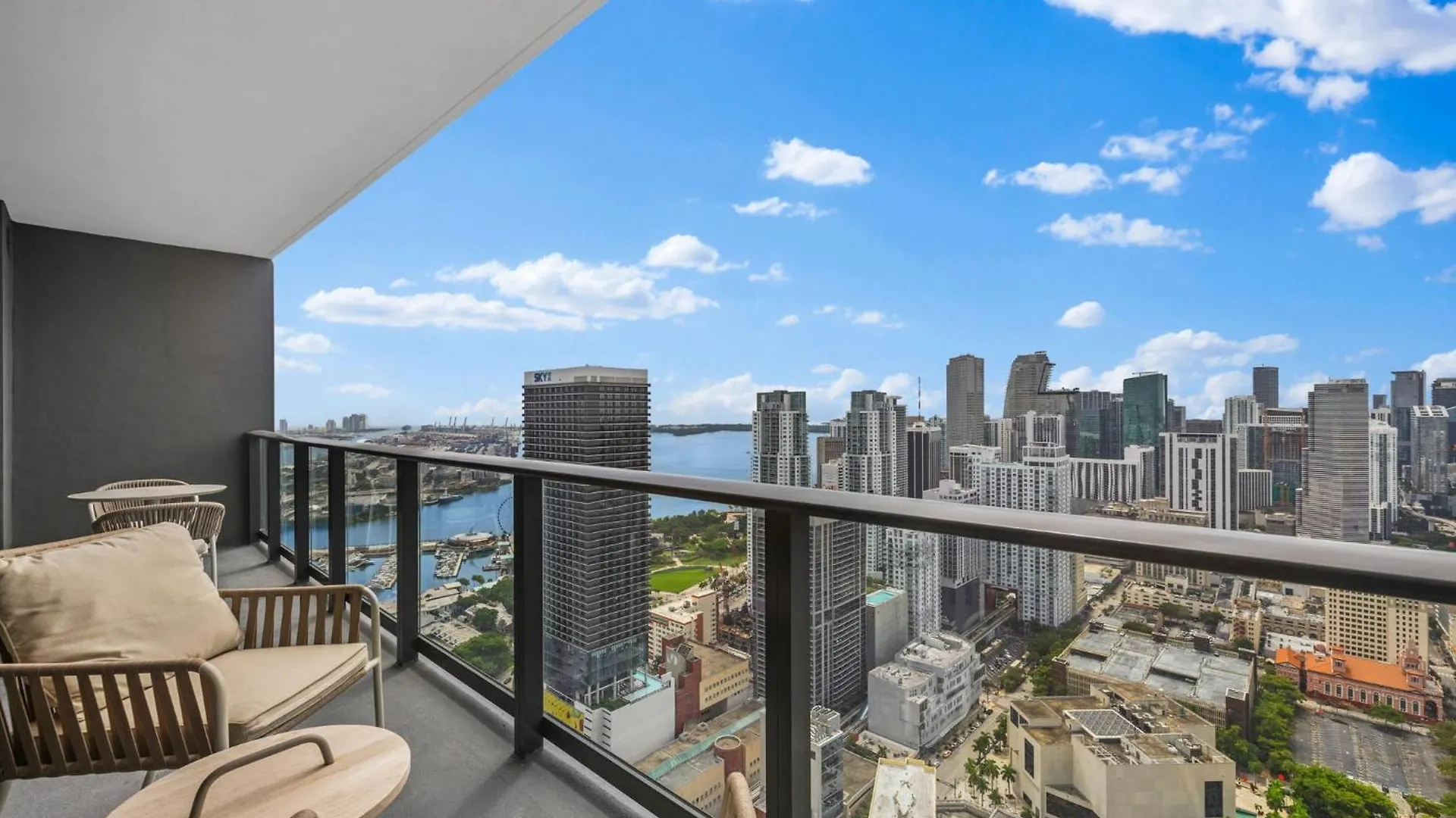 아파트 Luxury Panoramic Views - The Ultimate Downtown Getaway *