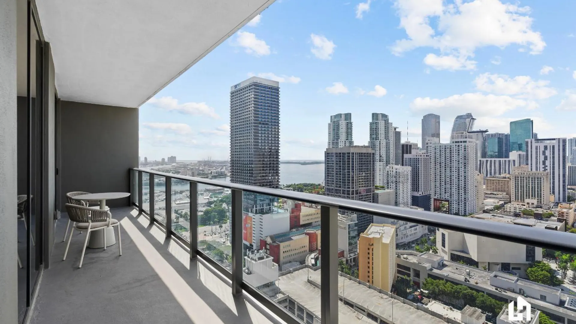 Stylish With Partial Ocean Views In Downtown! *