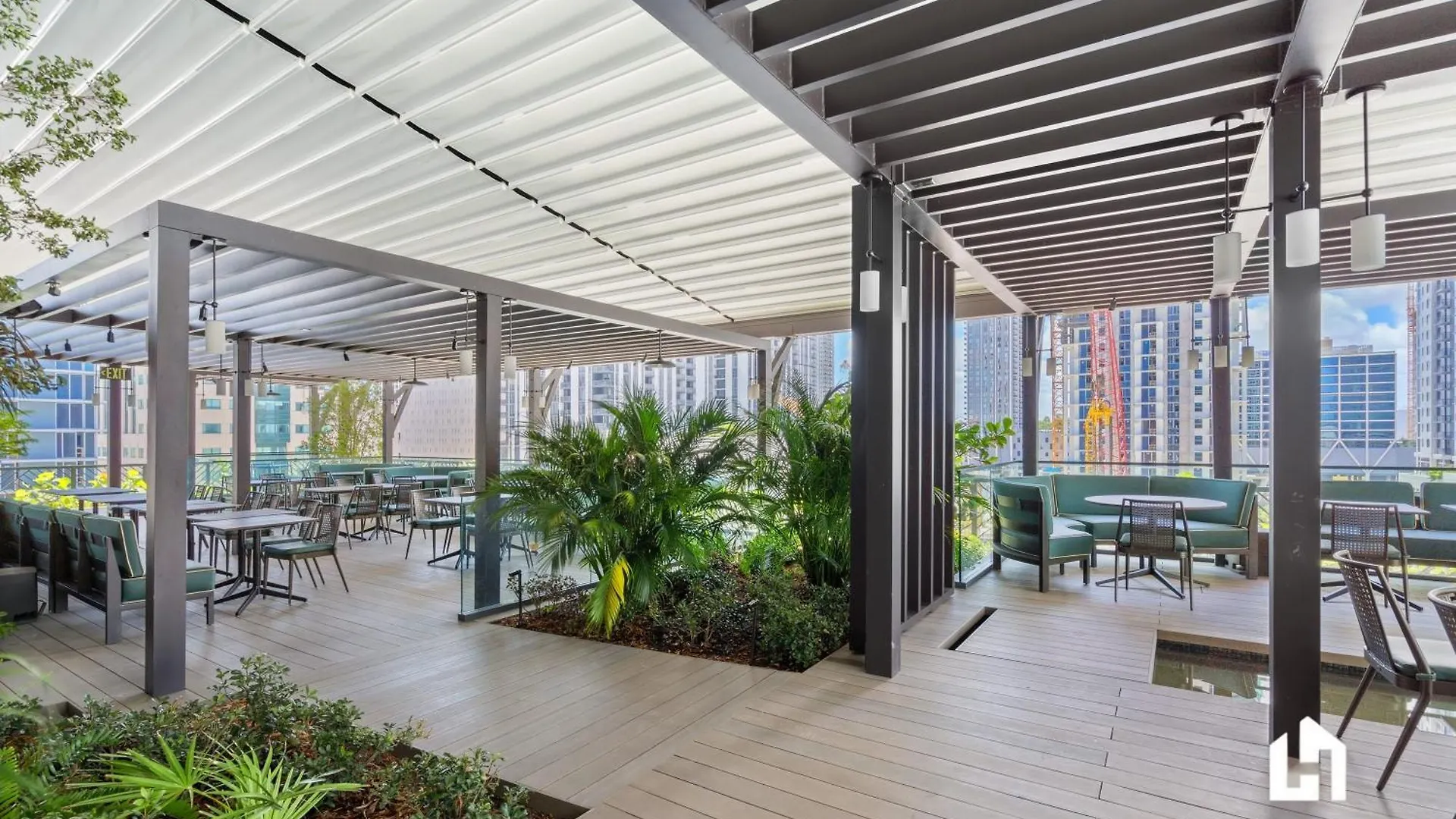Stylish With Partial Ocean Views In Downtown! *