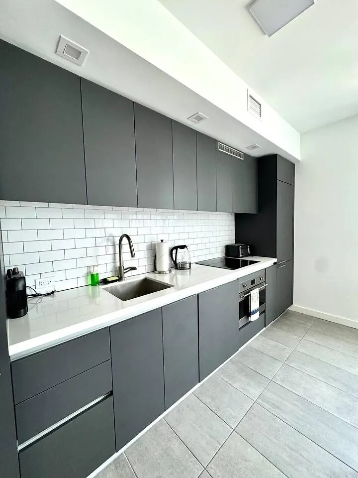 2 Bedrooms Design Downtown Pool And Gym Holiday home