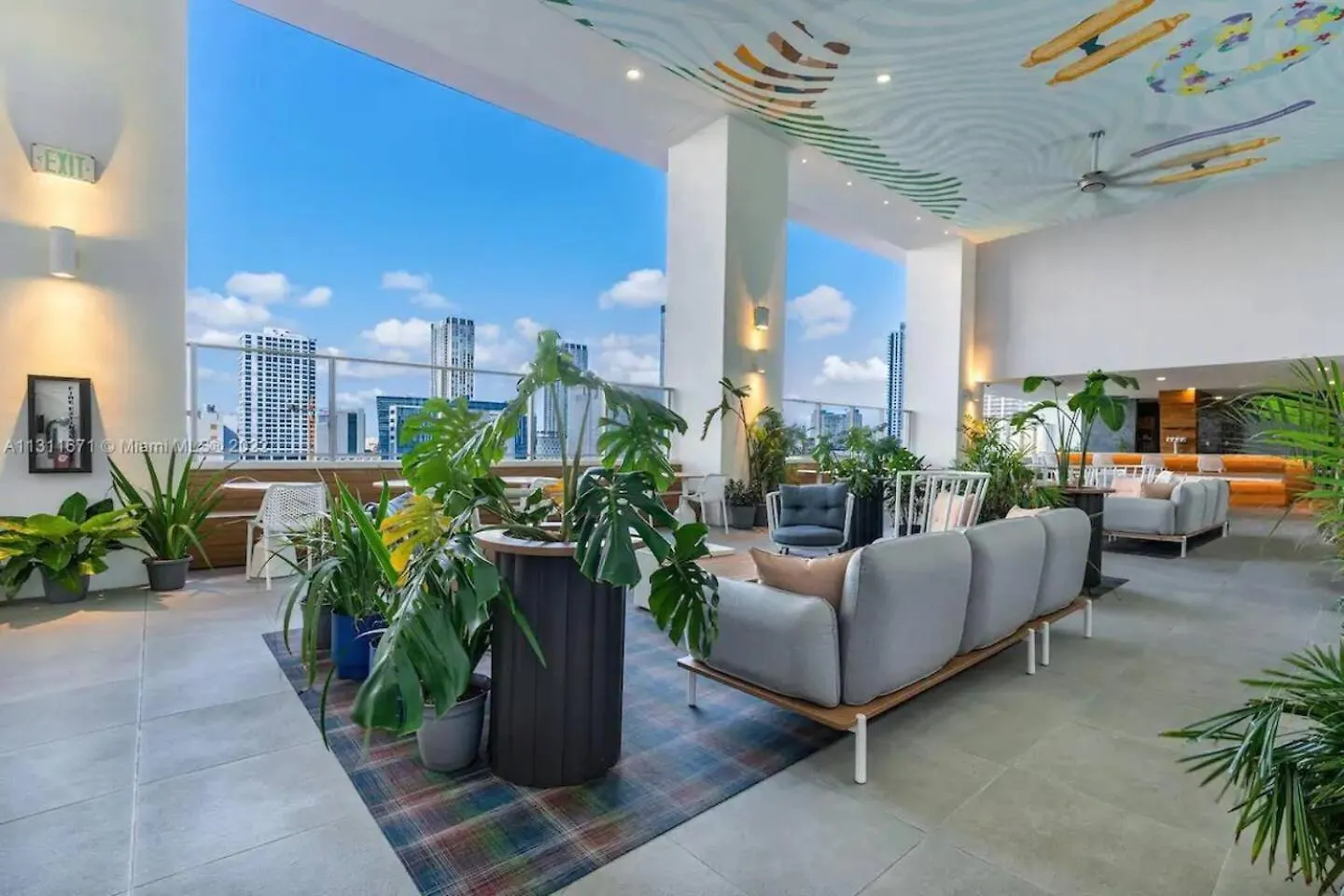 2 Bedrooms Design Downtown Pool And Gym Holiday home