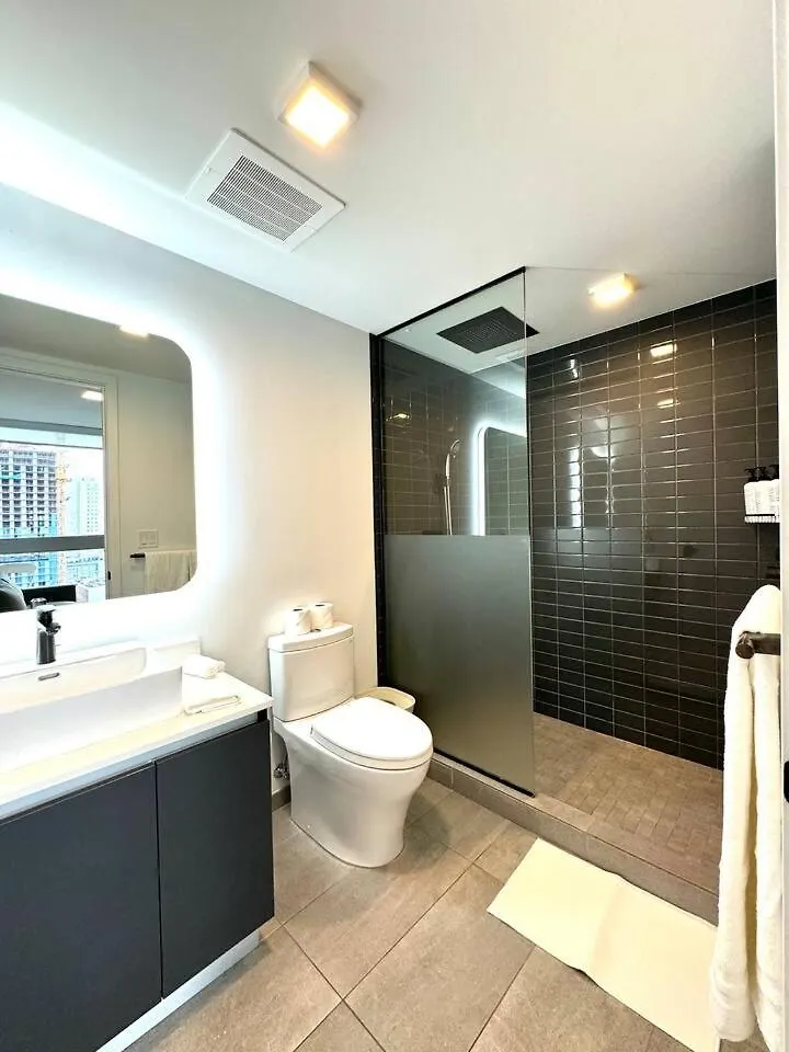 2 Bedrooms Design Downtown Pool And Gym Holiday home *