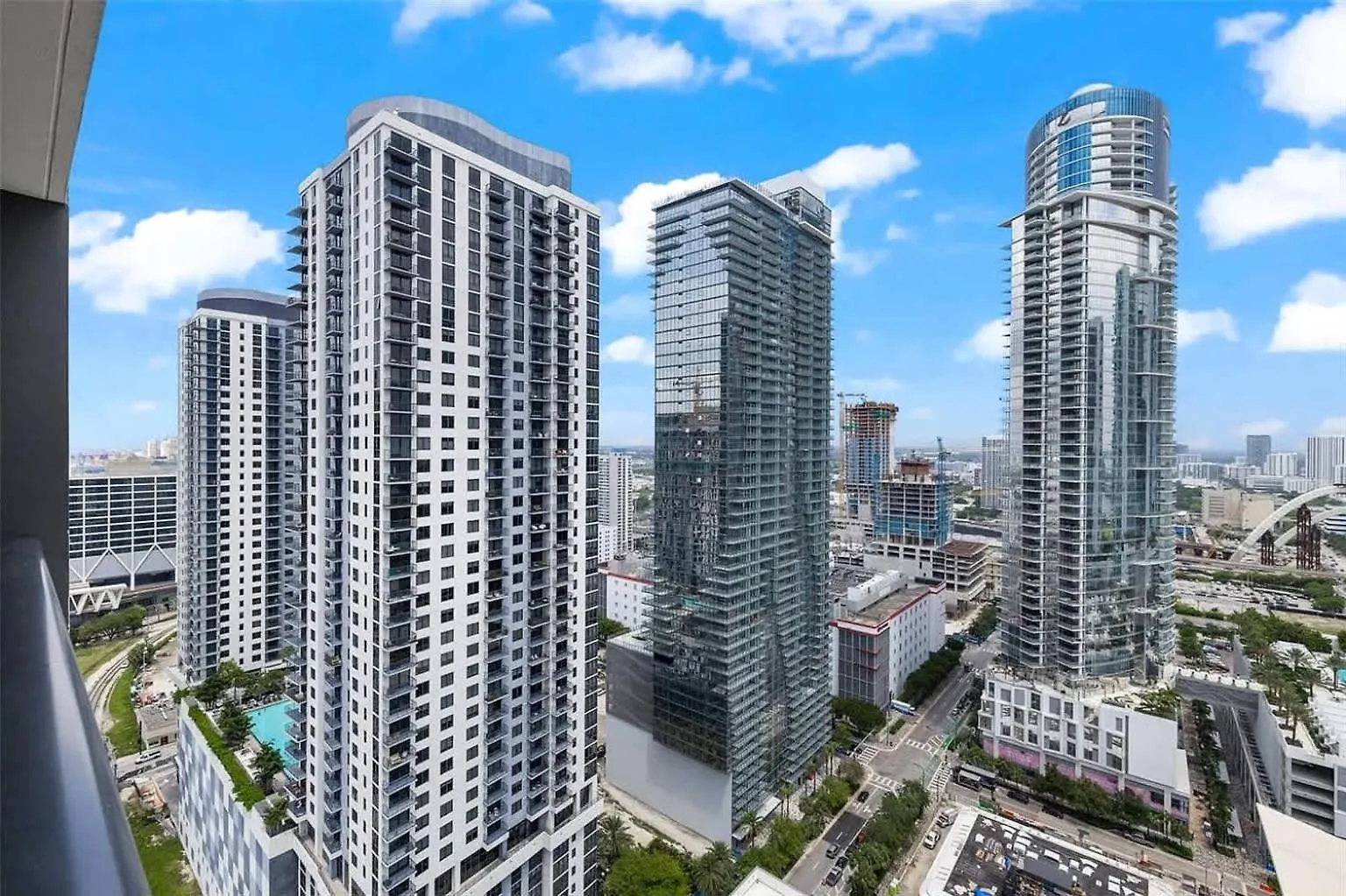 Luxury 2 Bedrooms Balcony Pool & Gym Apartment Miami