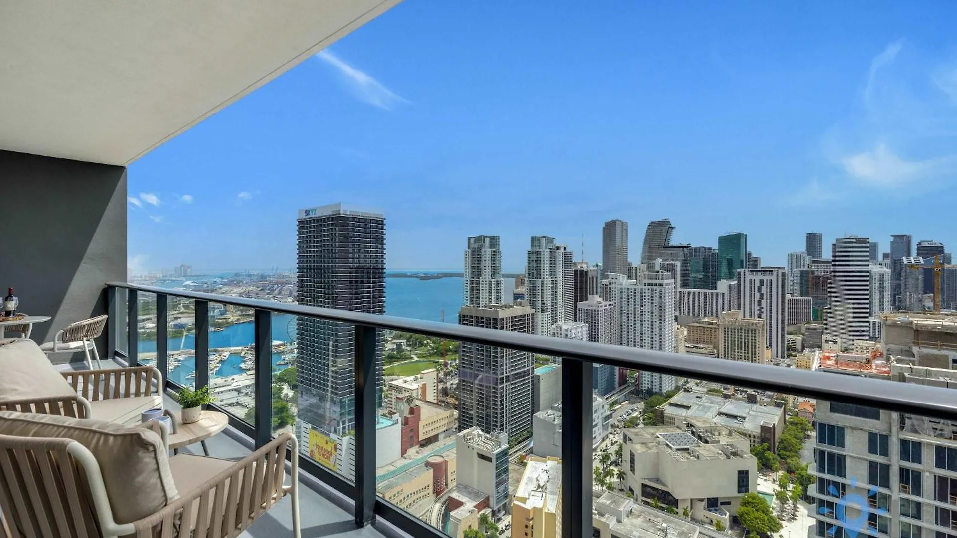 Apartment Luxury 2 Bedrooms Balcony Pool & Gym *