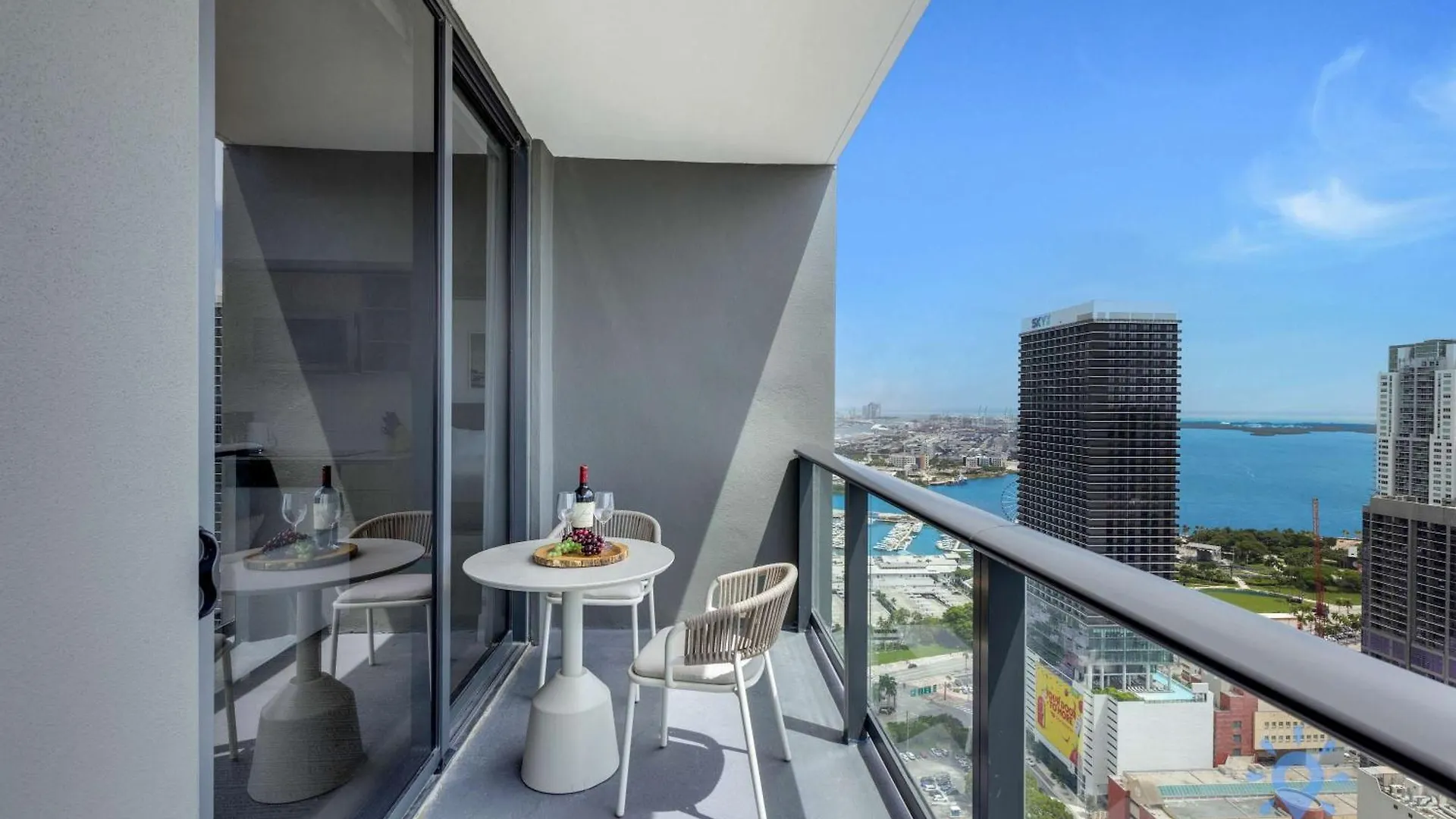 Luxury 2 Bedrooms Balcony Pool & Gym Apartment Miami