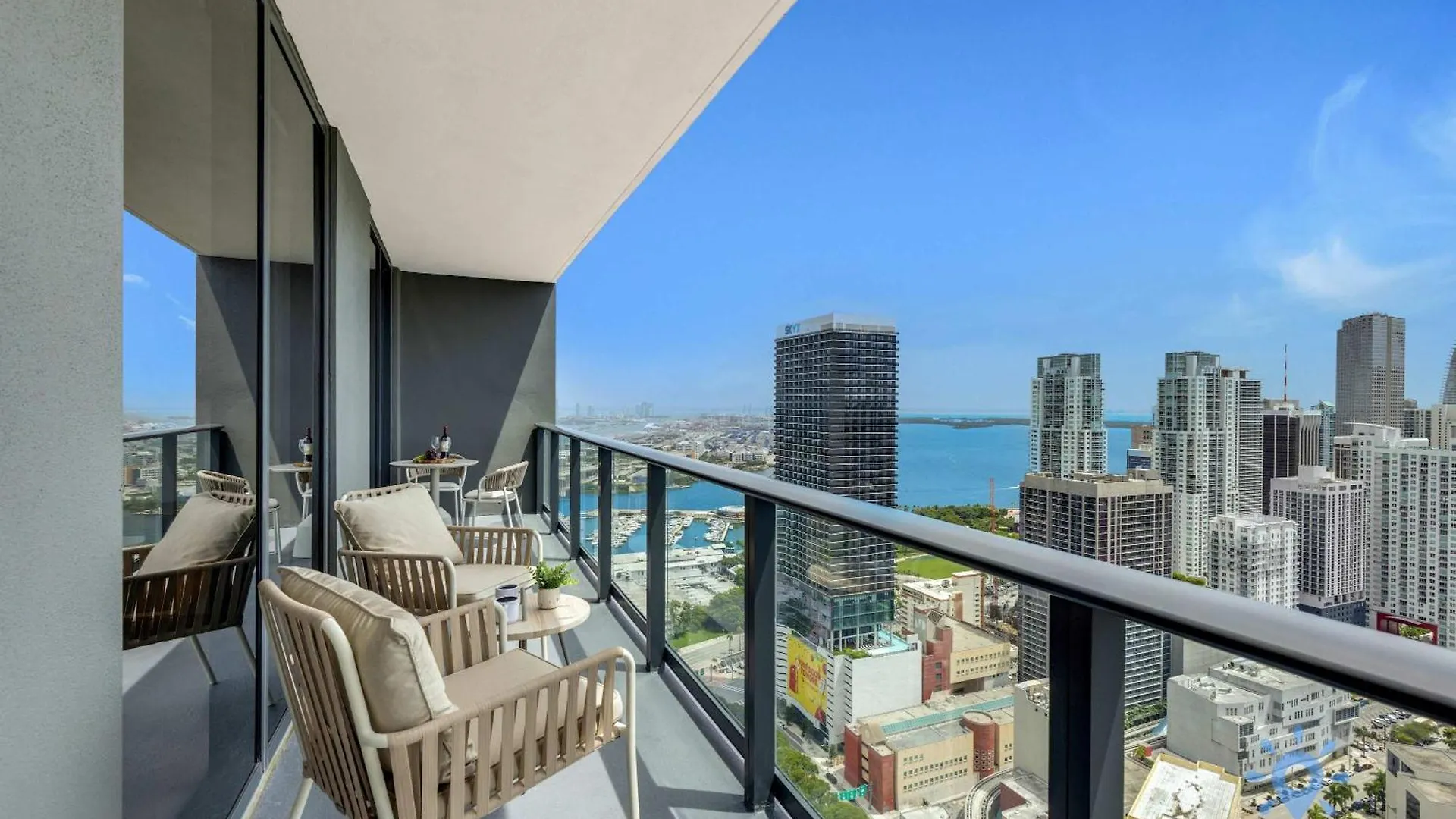 Luxury 2 Bedrooms Balcony Pool & Gym Miami