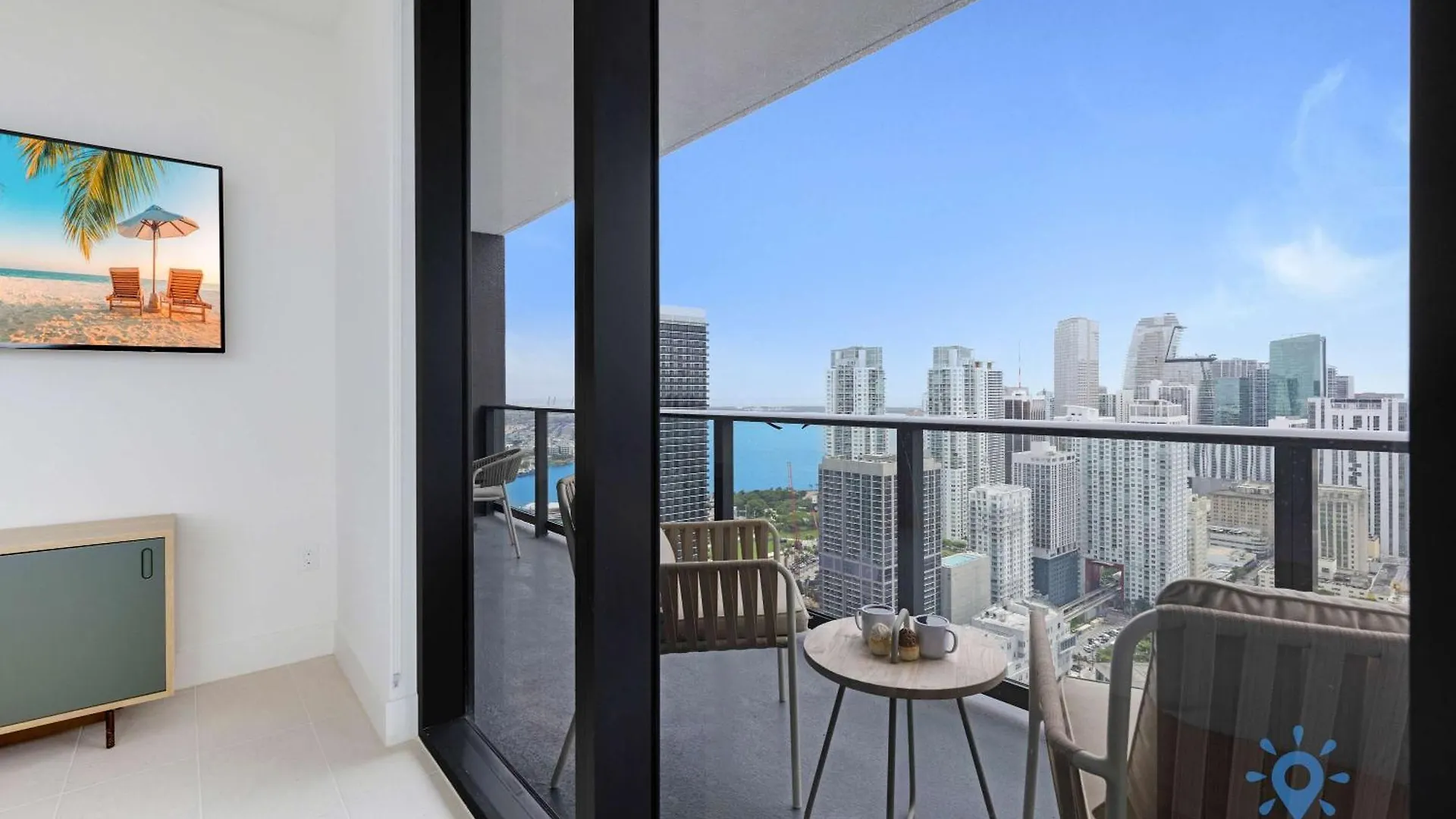 Luxury 2 Bedrooms Balcony Pool & Gym Apartment *
