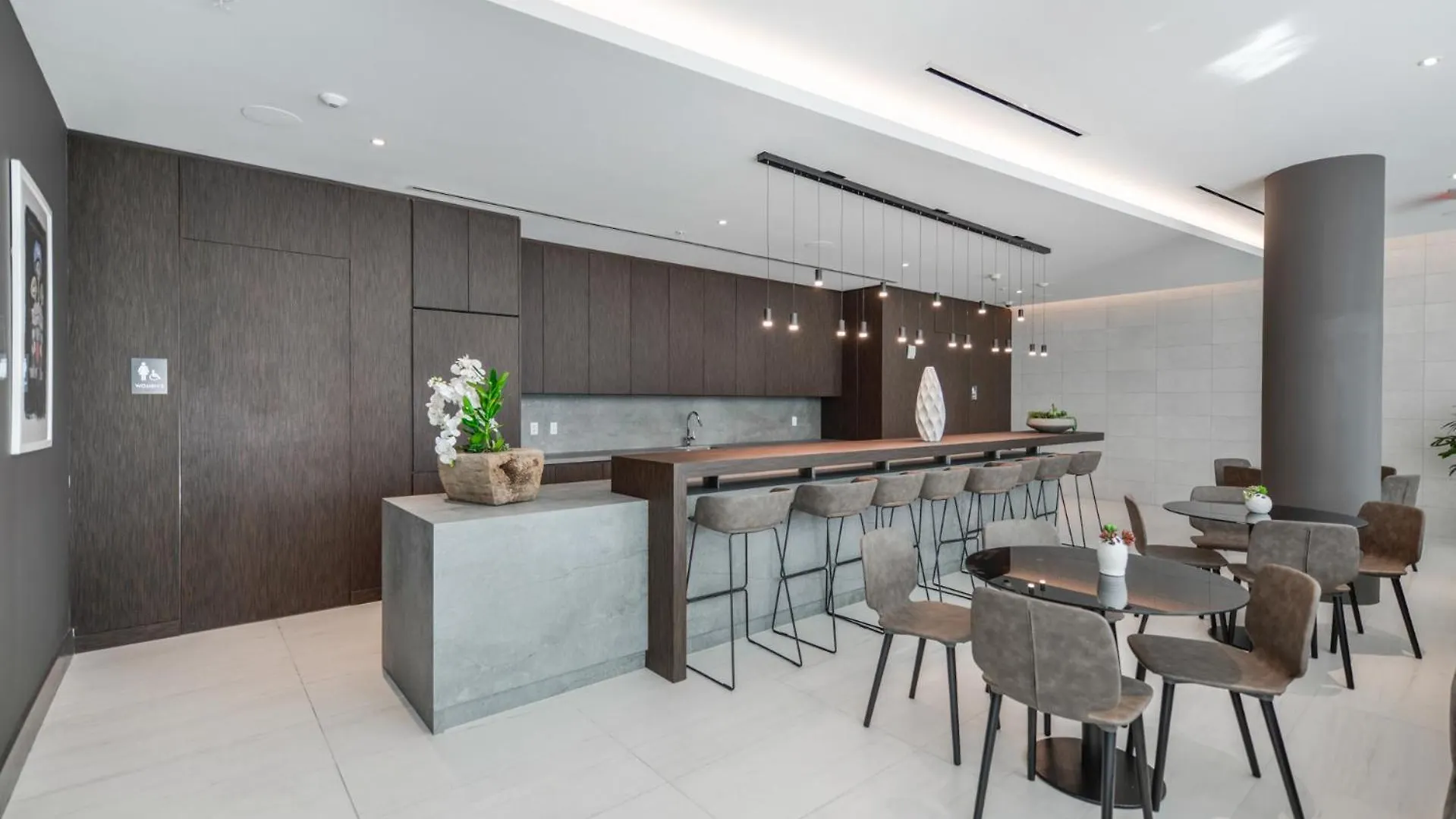 Luxury 1/1 + Den Modern In Design District Miami