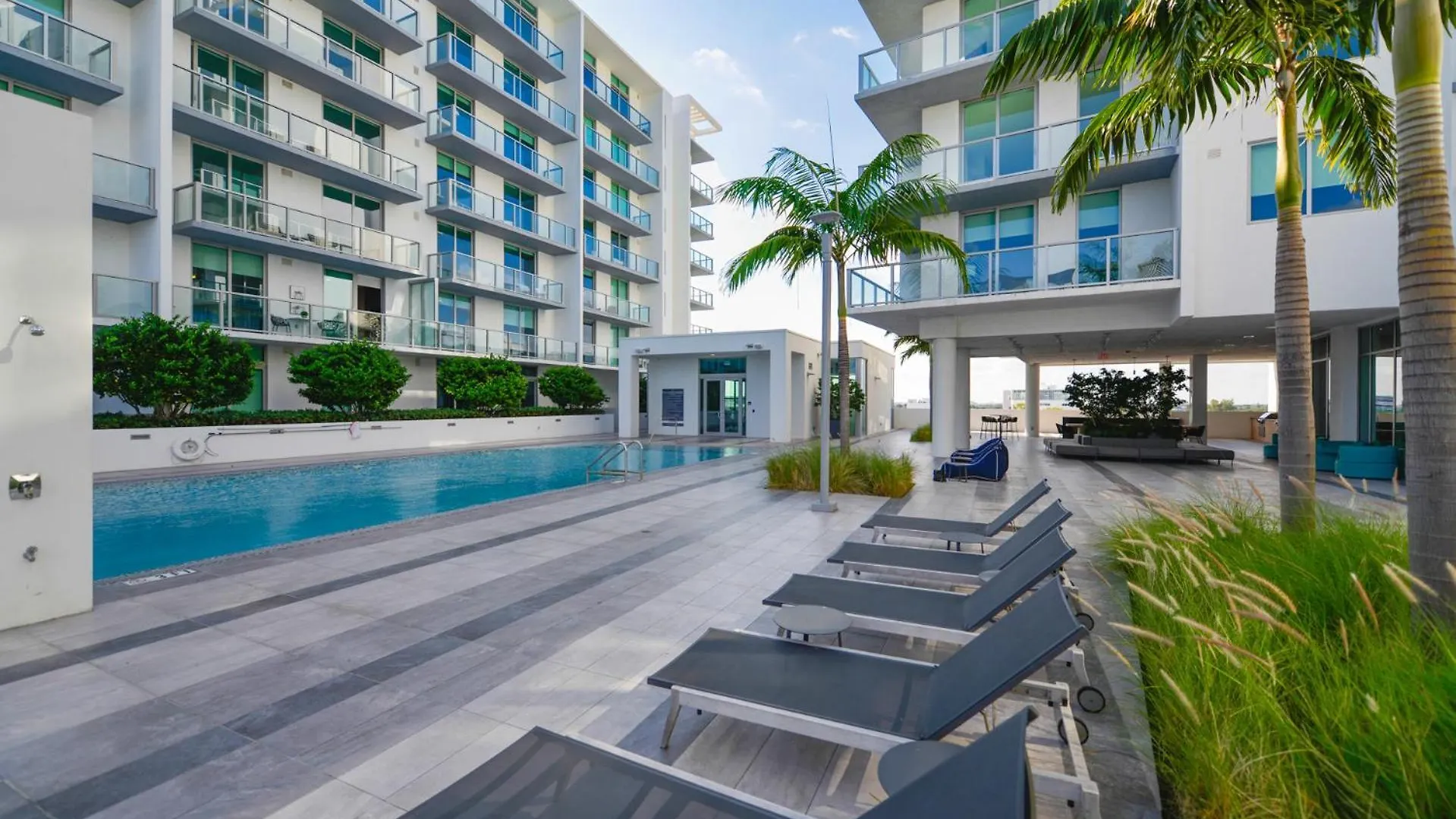 Luxury 1/1 + Den Modern In Design District Apartment Miami