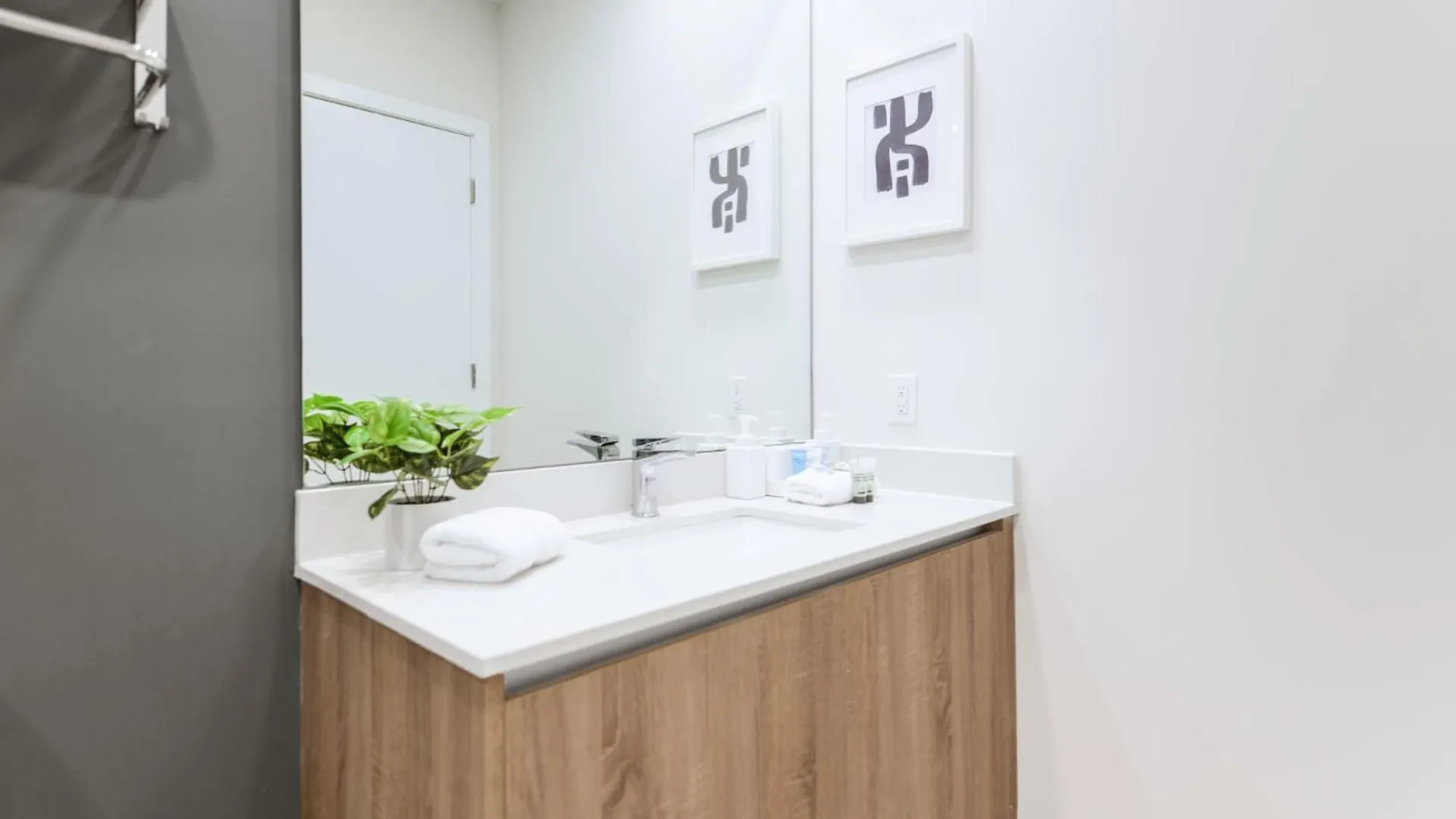Luxury 1/1 + Den Modern In Design District Miami