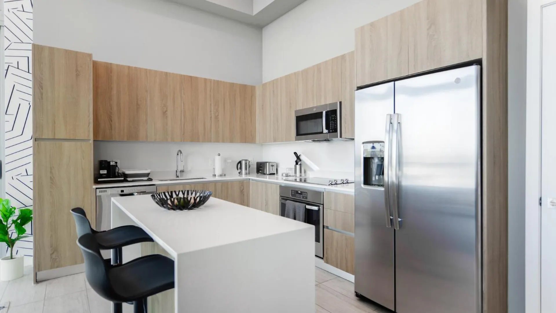 Luxury 1/1 + Den Modern In Design District *