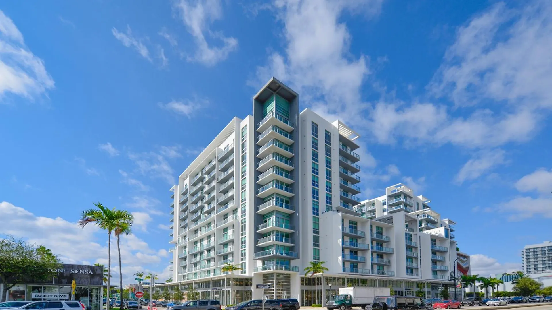 Luxury 1/1 + Den Modern In Design District Miami