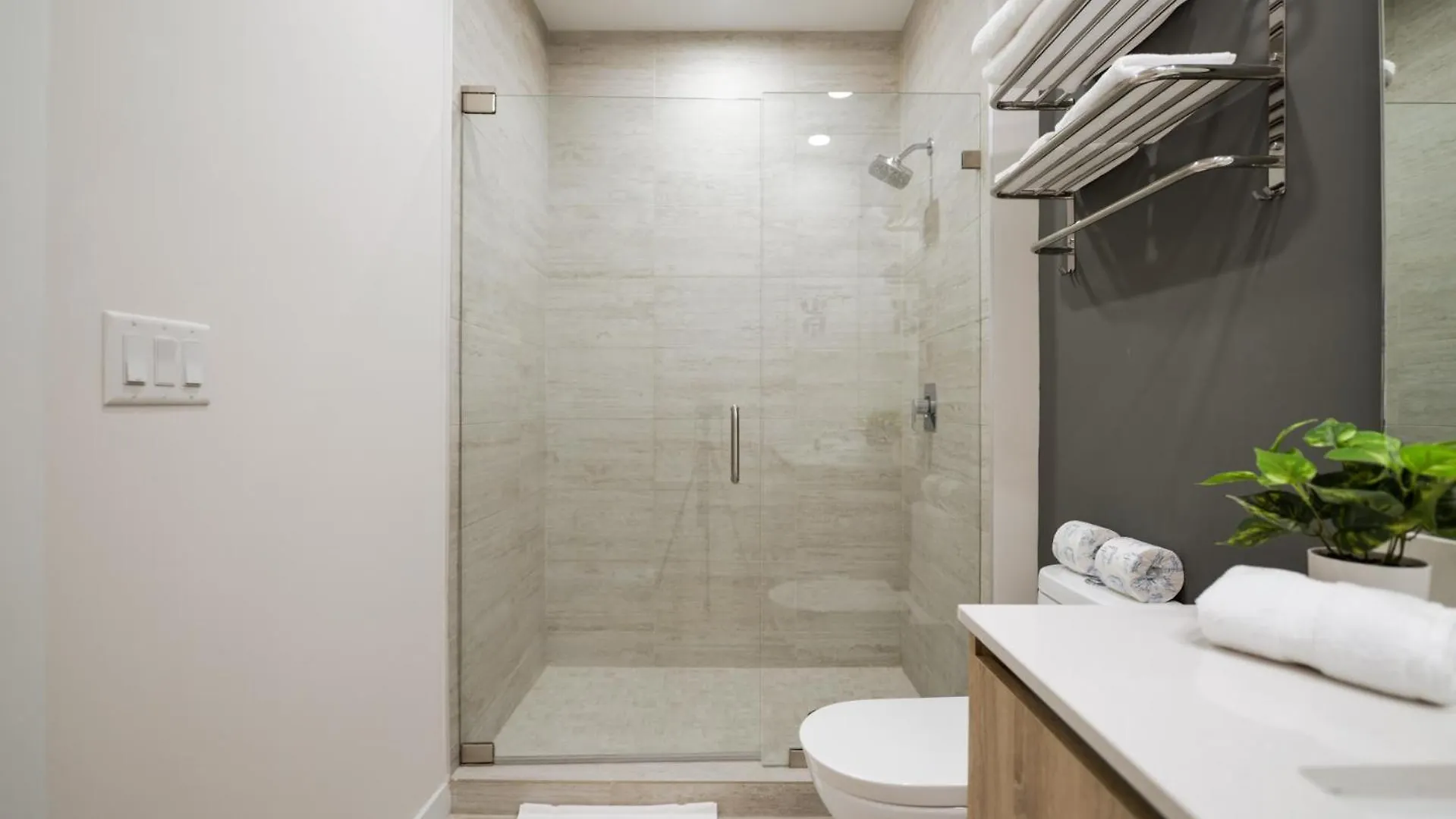 Luxury 1/1 + Den Modern In Design District Apartment *
