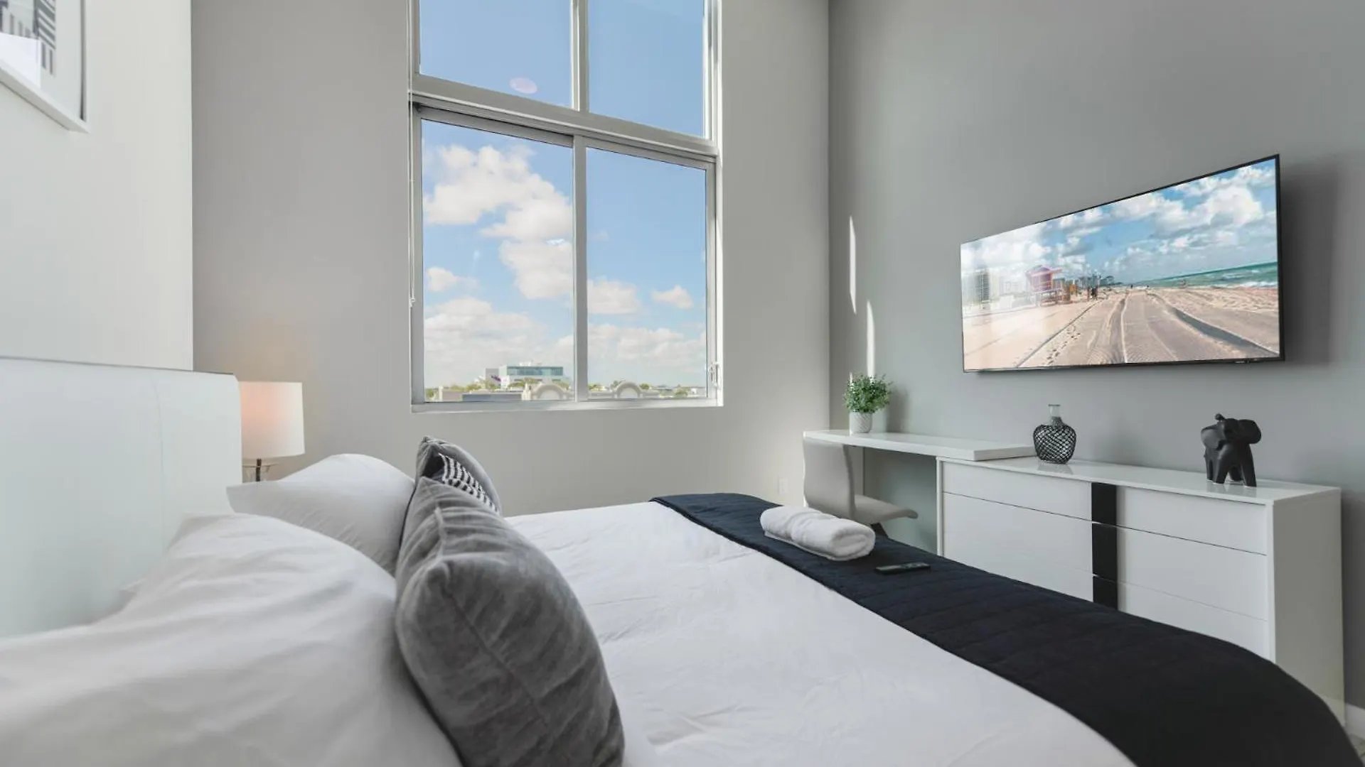 Luxury 1/1 + Den Modern In Design District Miami