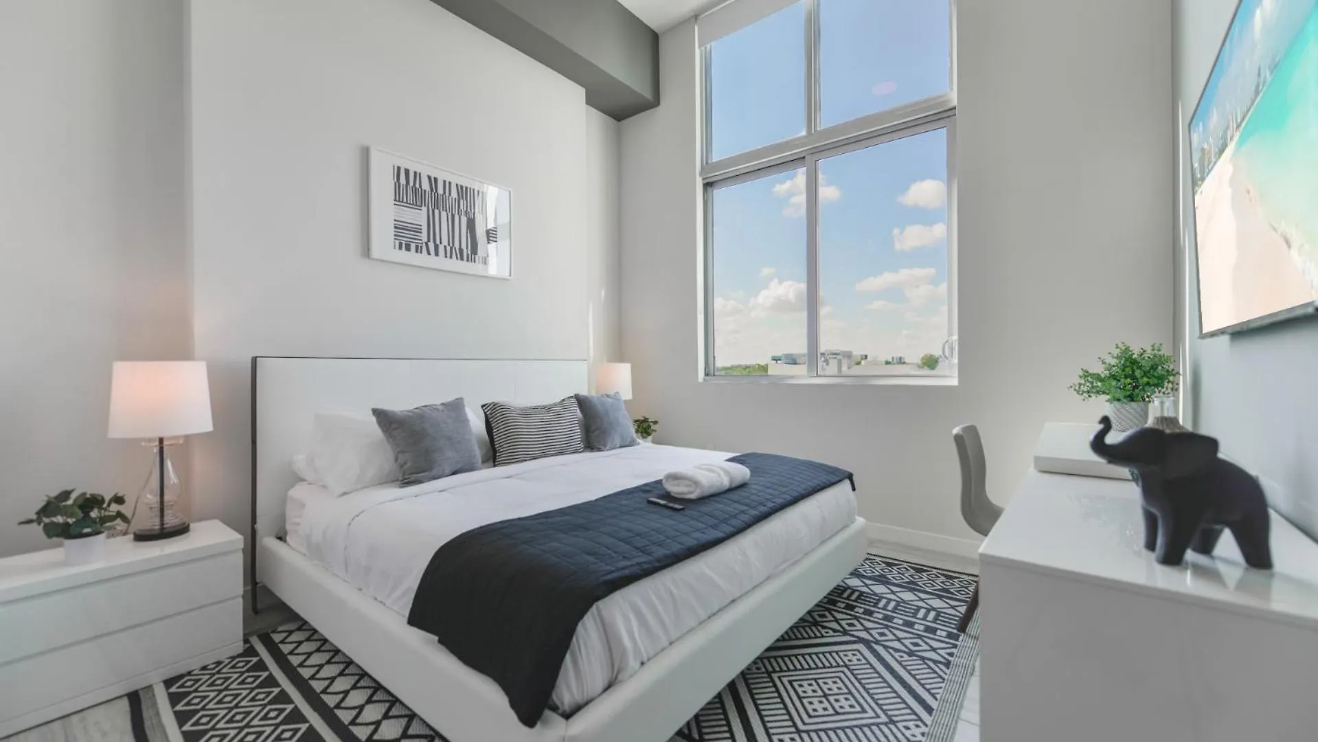 Apartment Luxury 1/1 + Den Modern In Design District *