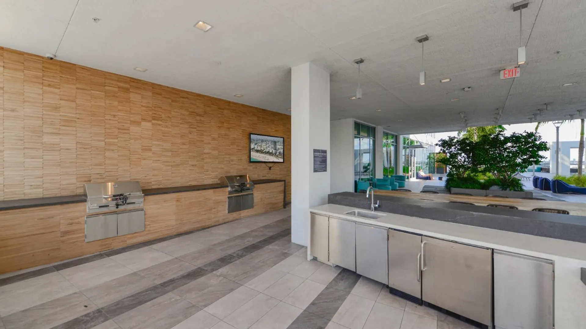 Luxury 1/1 + Den Modern In Design District Miami