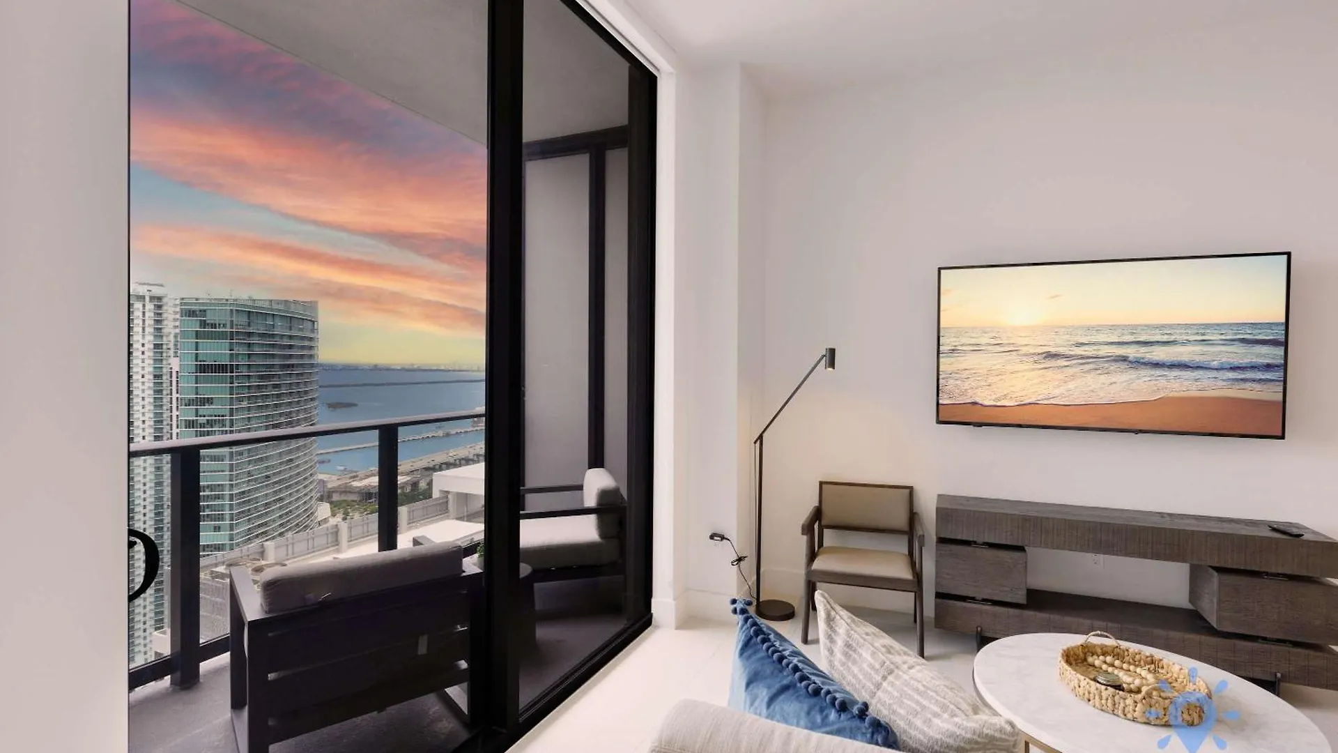 Chic Downtown - Views Gym & Pool Apartment *