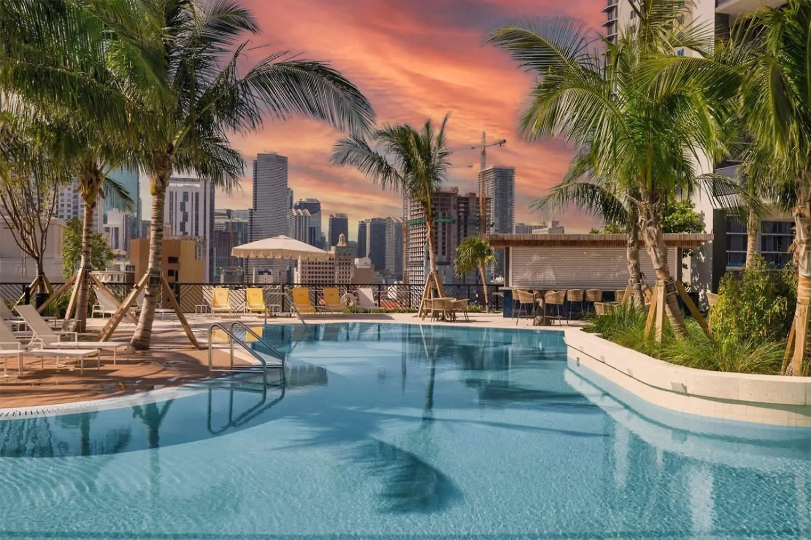 Chic Downtown - Views Gym & Pool Apartment *