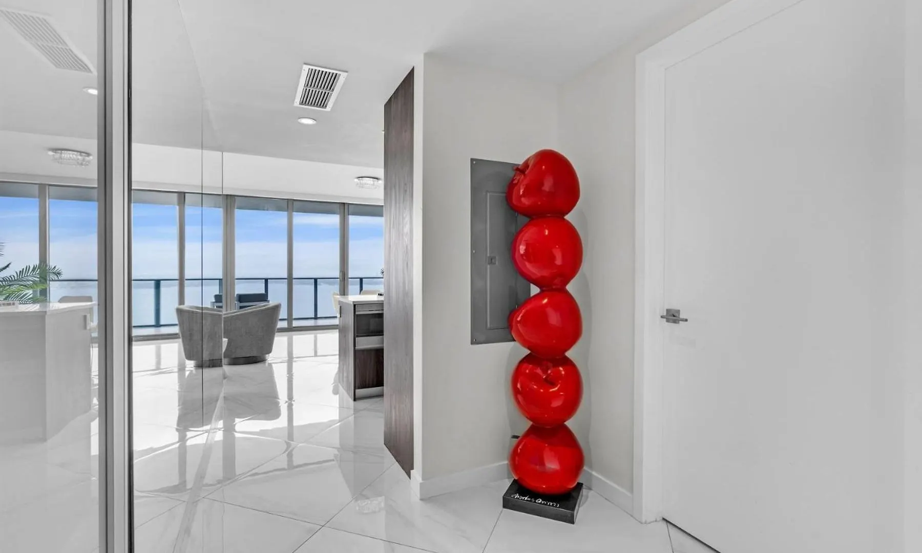 Luxury Corner Unit With Stunning Bay Views *