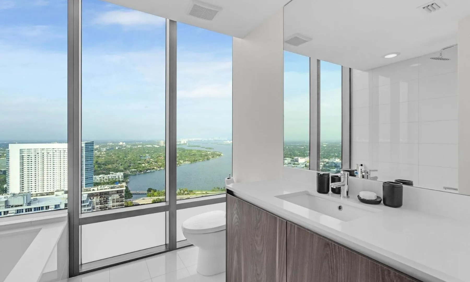 Apartment Luxury Corner Unit With Stunning Bay Views