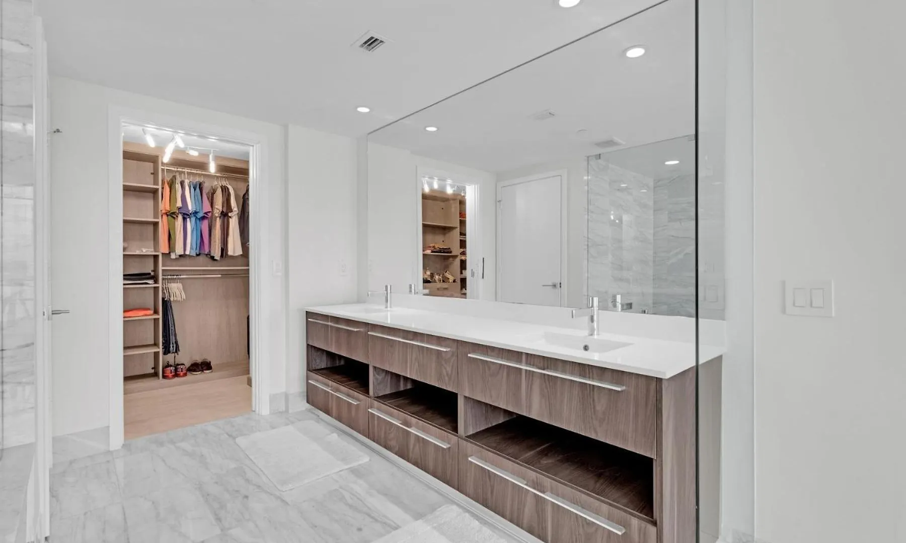 Luxury Corner Unit With Stunning Bay Views Apartment