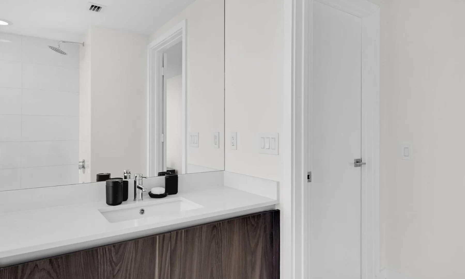 Luxury Corner Unit With Stunning Bay Views *