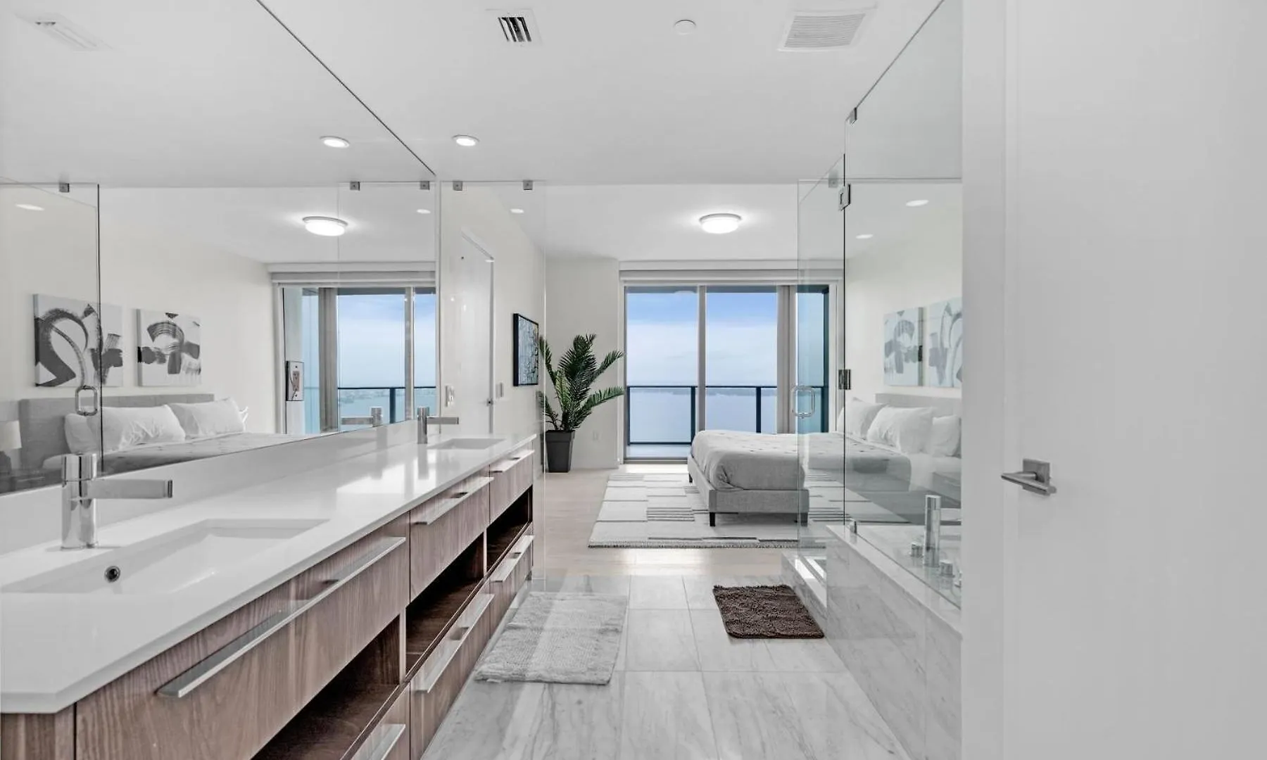 Apartment Luxury Corner Unit With Stunning Bay Views *
