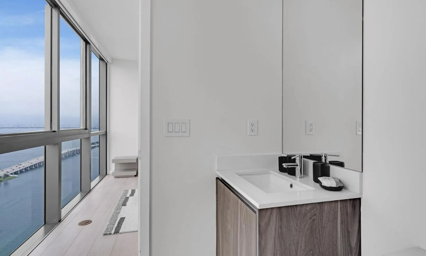 Luxury Corner Unit With Stunning Bay Views *