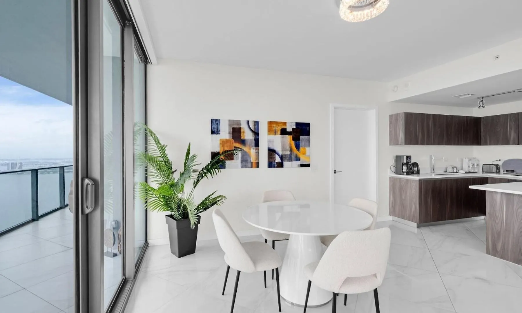 Apartment Luxury Corner Unit With Stunning Bay Views *