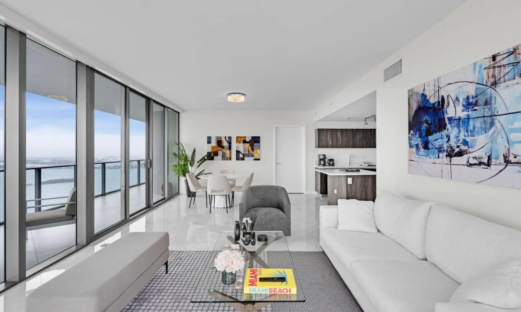 Luxury Corner Unit With Stunning Bay Views Apartment