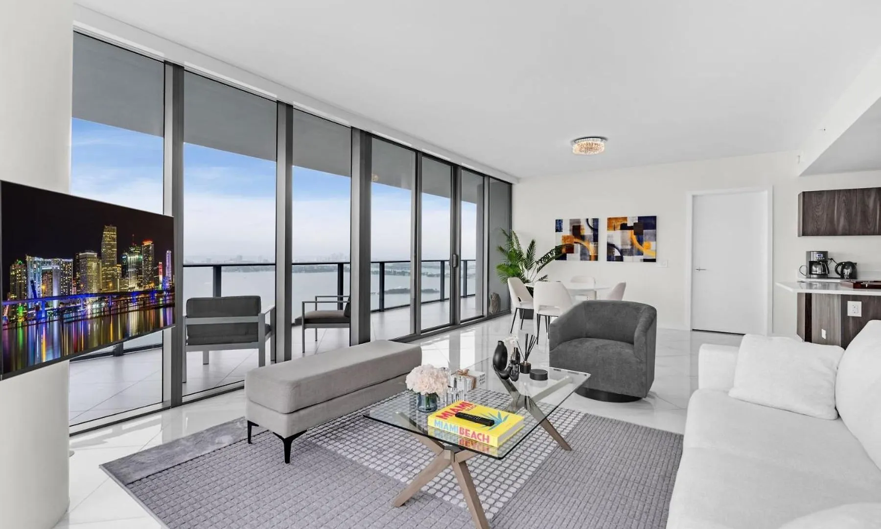 Apartment Luxury Corner Unit With Stunning Bay Views