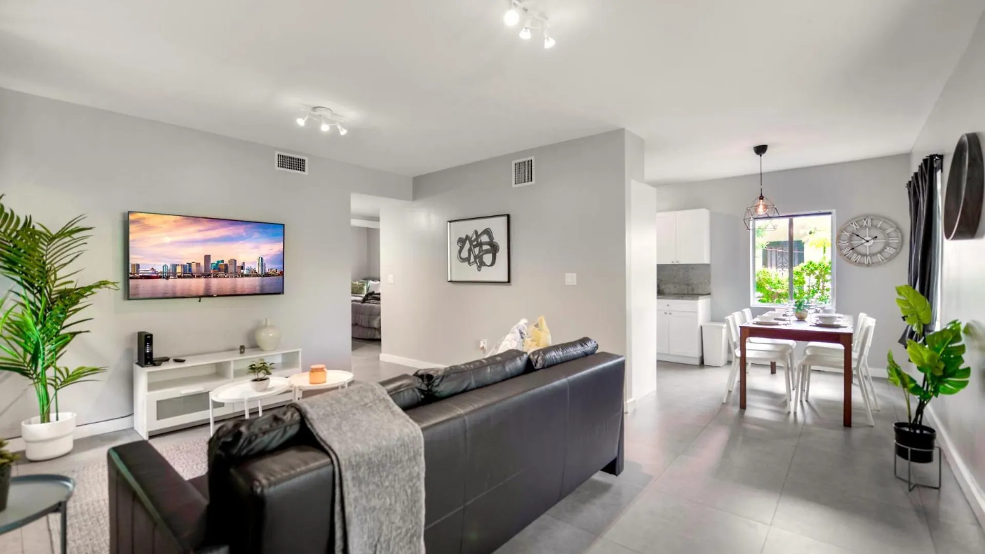 Spacious East Duplex Delightful Апартаменты *
