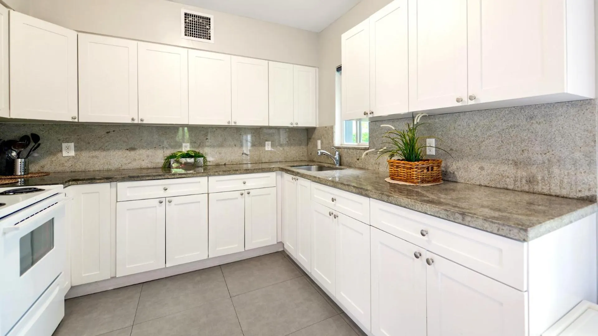Апартаменты Spacious East Duplex Delightful *