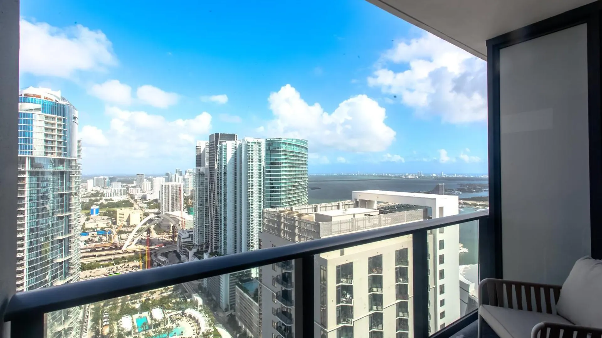 Luxurious Downtown Escape Apartmán