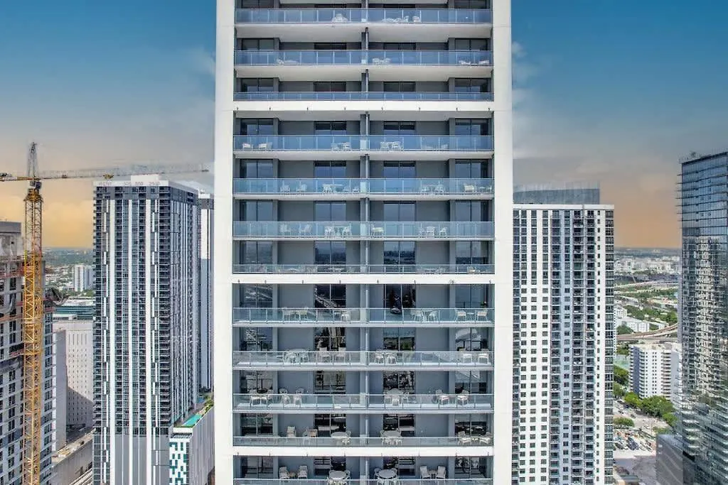 Chic Downtown - Views Gym & Pool Apartment