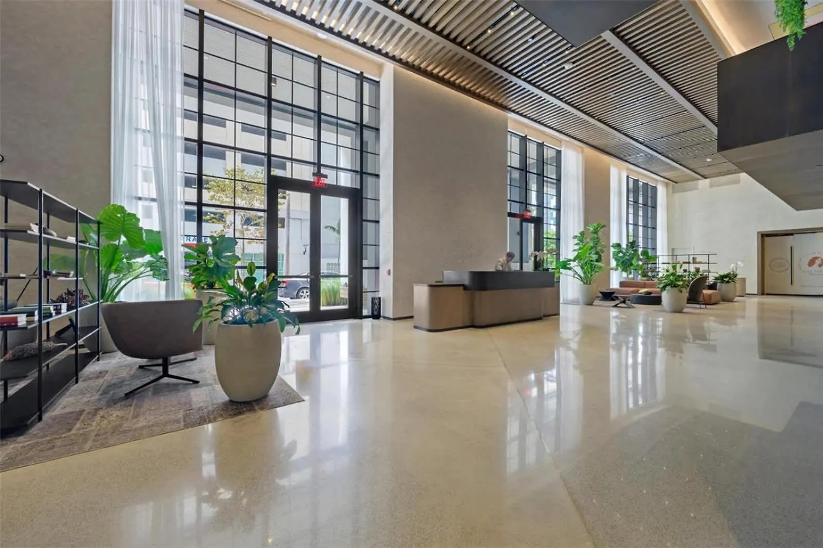 Chic Downtown - Views Gym & Pool Apartment *